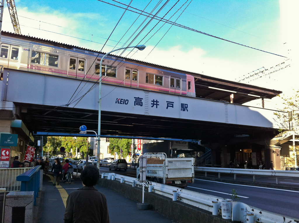Tokyo, Japan 井王井之頭線高井戶站的高架月台與貫穿月台下方的環八通