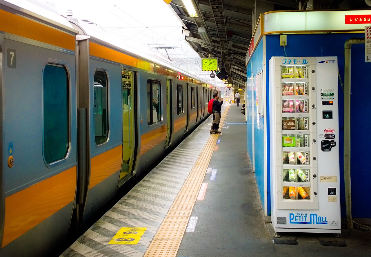 高尾駅の4番ホームに設置されていたブルボンの洋菓子販売機
