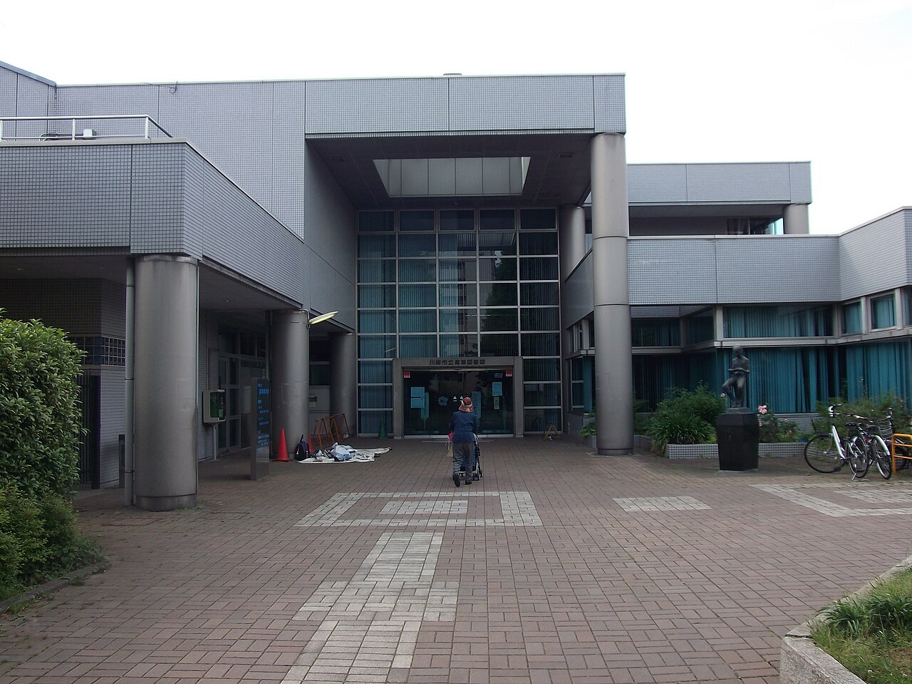 川崎市立高津図書館(2012年5月21日)。