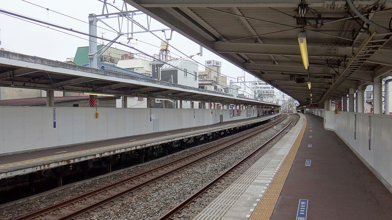 The view from the up (Ikebukuro) end of platform 2 at Tobu-Nerima Station on the Tobu Tojo Line in I