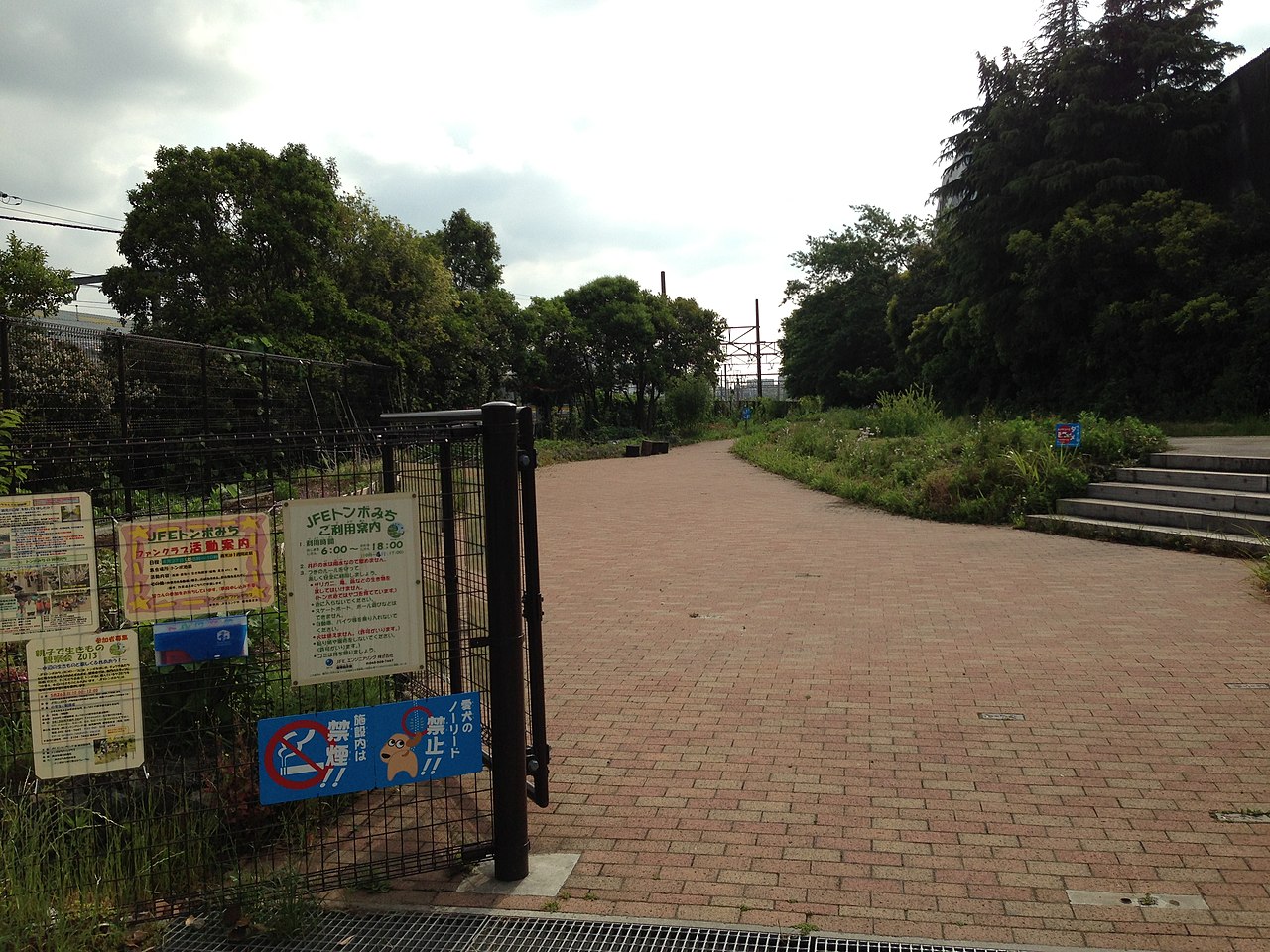 JR鶴見線鶴見小野駅から弁天橋駅の間にあります。ビオトープ・井戸用ポンプあり、井戸なし。