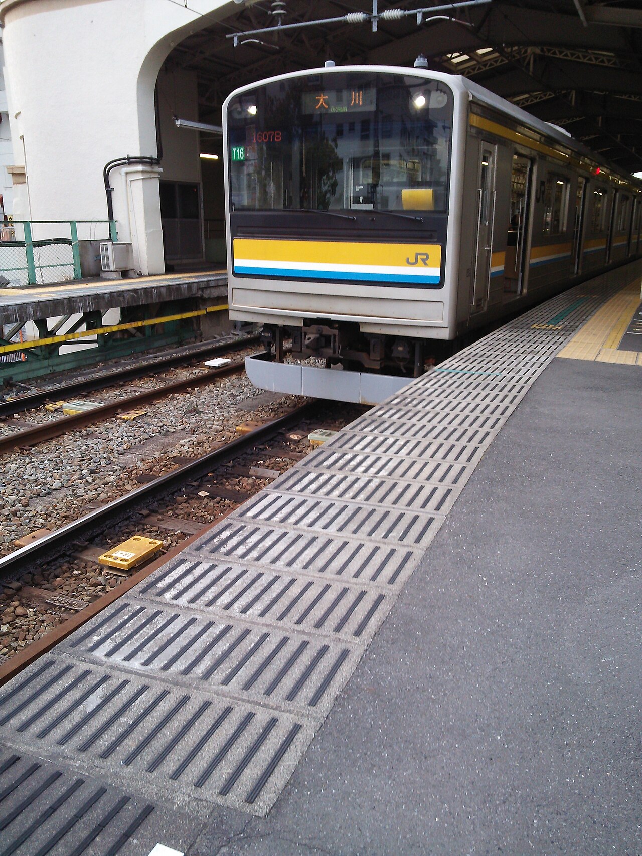これは、国鉄205系電車の先頭車化改造車です。