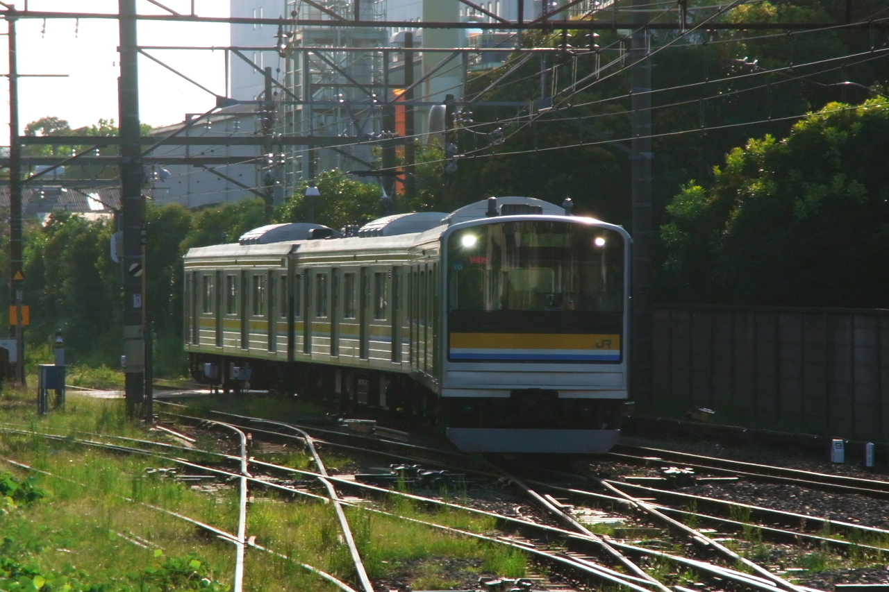 鶴見線浅野駅から鶴見方面。海芝浦行きの電車が向かってきました。