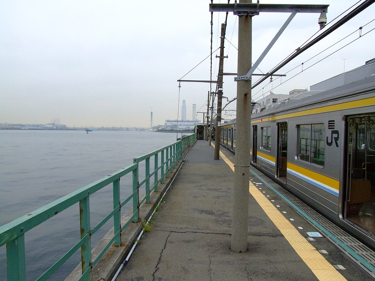 The platform at the Umi-Shibaura Station