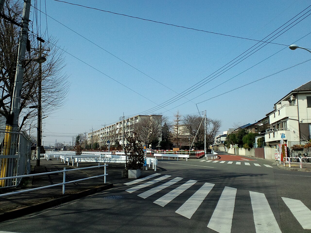 横断歩道と都営団地