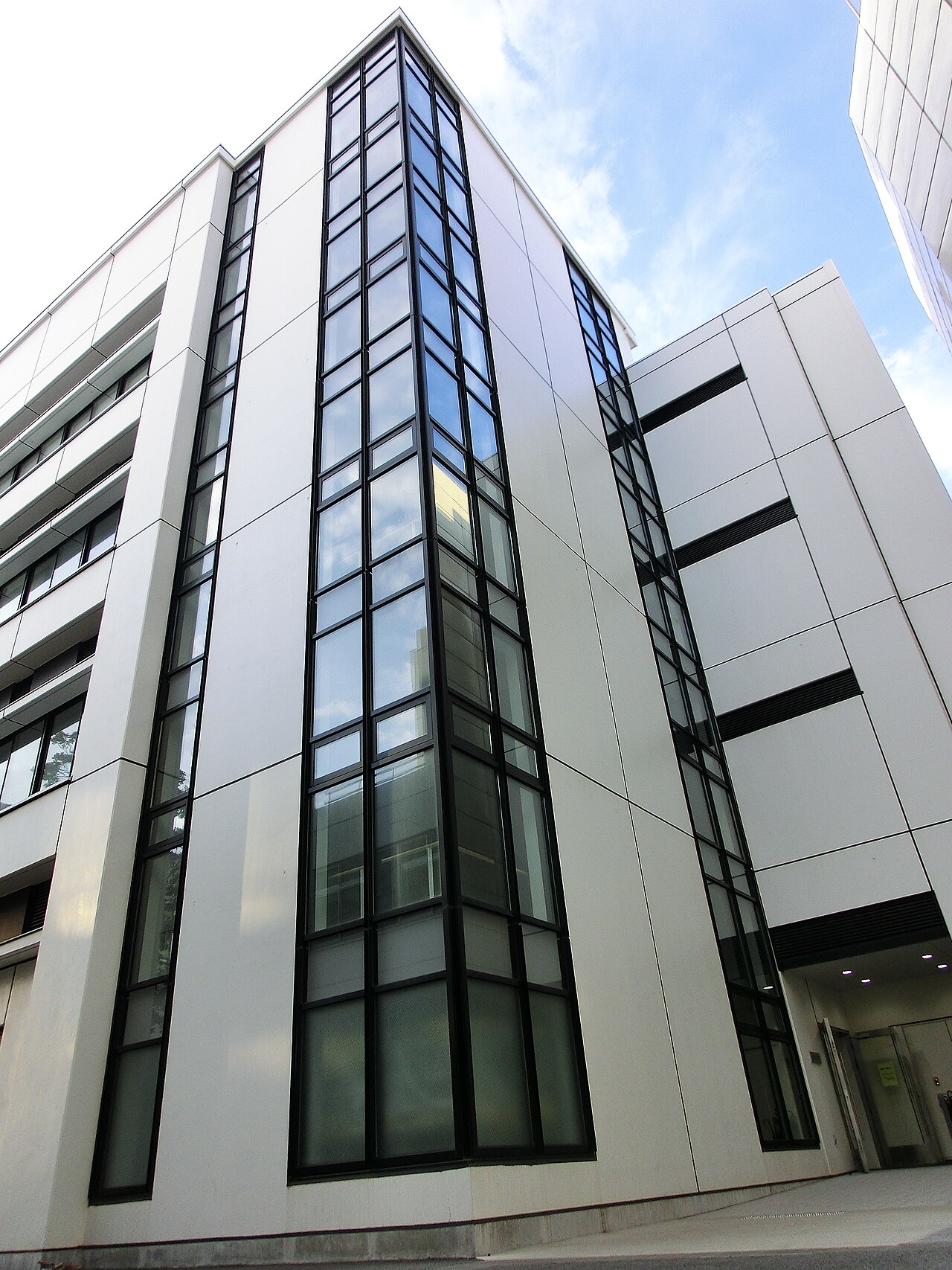 桐朋中学・高等学校敷地内の、2013年に新しく竣工した建造物。「教科教室棟」として現在は利用されている。