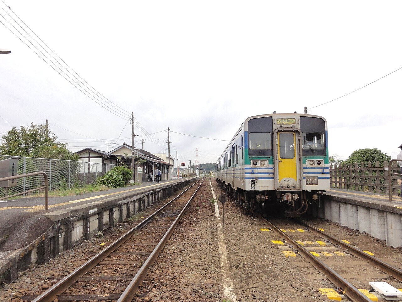 View of the platforms at Yokota Station on the Kururi Line, with a KiHa 38 DMU train on the right