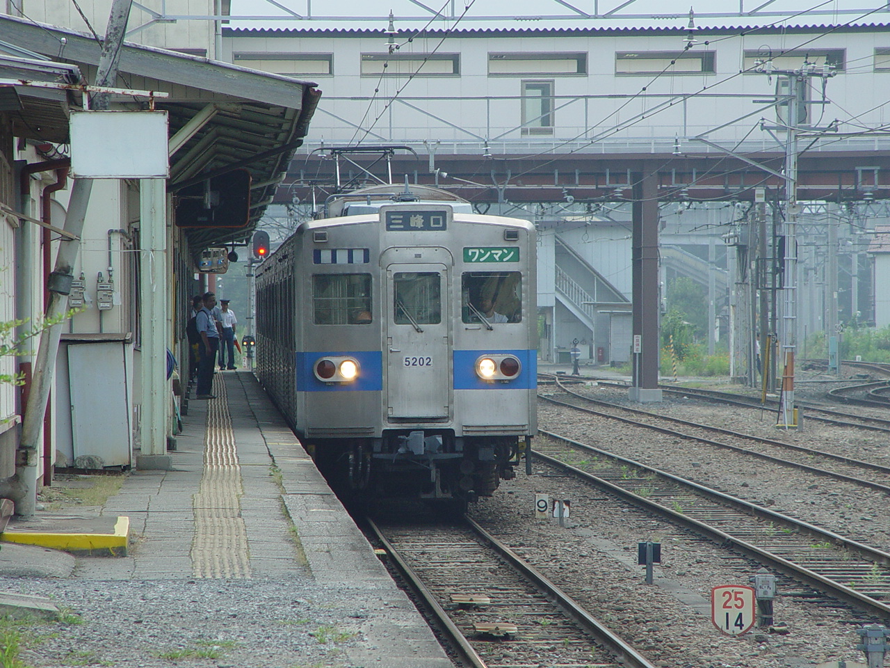 Chichibu Railway 5000 series EMU set 5002 at Yorii Station on a westbound service to Mitsumineguchi