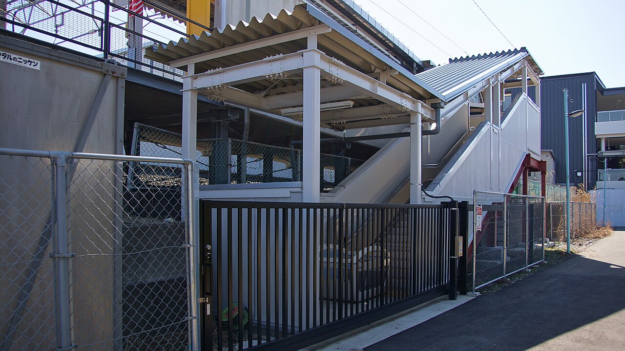 The temporary wheelchair access entrance on the north side of Sashiogi Station on the Kawagoe Line