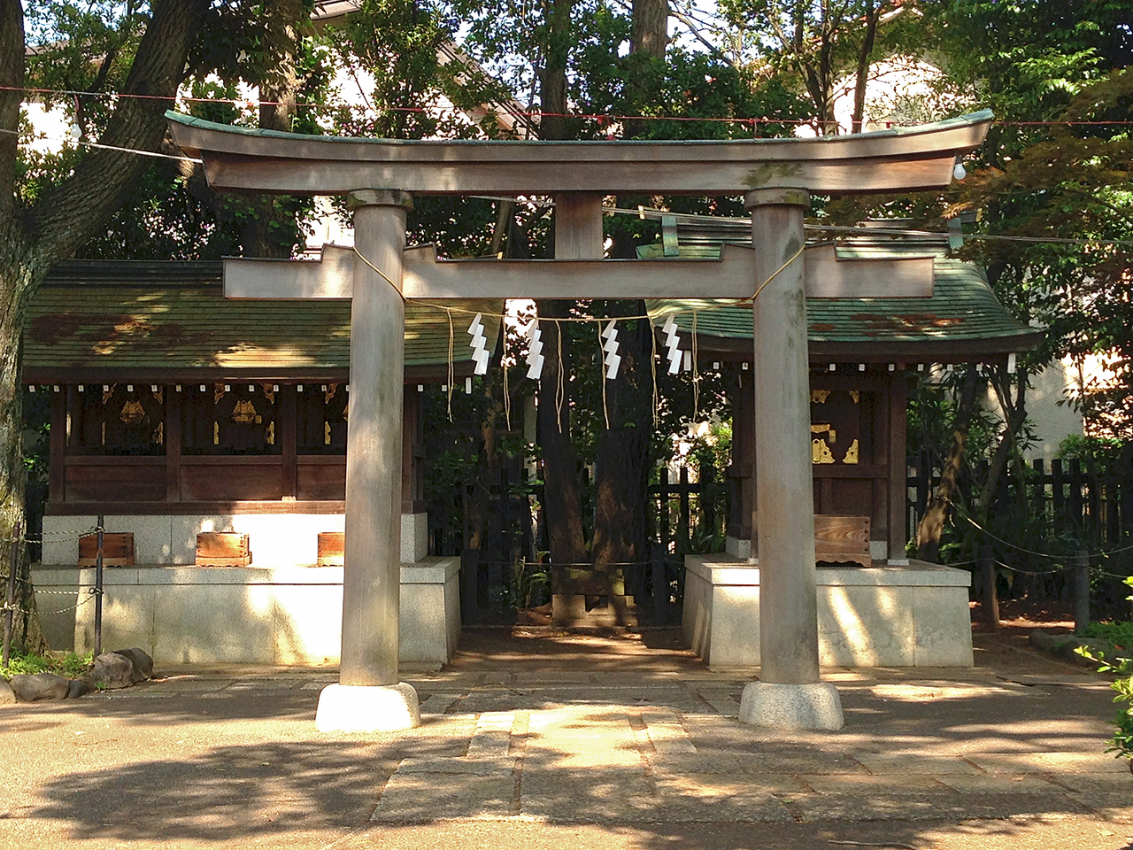 keidaisha (inside small shrines) of Rokugo-jinja